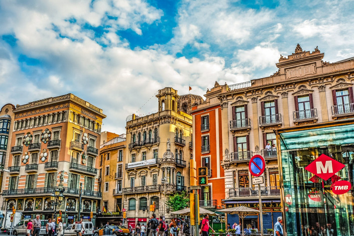 Ảnh: eramusu. Một trong những điểm tham quan hàng đầu tại Barcelona là Vương cung thánh đường Sagrada Família, nhà thờ Công giáo chưa hoàn thành lớn nhất thế giới. Ngoài ra, nơi đây còn có công viên cổ tích Park Güell, với tập hợp những kiệt tác kiến trúc đến từ nhiều nghệ sĩ. Nhìn chung, Barcelona là điểm đến thân thiện dành cho những người hướng ngoại. Tuy nhiên, nơi này chưa hẳn thân thiện với túi tiền, giá đặt phòng trung bình tại đây dao động 156-289 USD/đêm. Ksamil, Albania Thị trấn ven biển Ksamil của Albania hiện là một trong những điểm đến được săn đón nhất mùa hè năm nay, sau khi hàng nghìn video về nơi này trở thành xu hướng trên mạng xã hội. Ksamil nằm dọc theo phía nam biển Adriatic, với khung cảnh tự nhiên hoang sơ và yên bình vì chưa được khai thác triệt để cho du lịch.