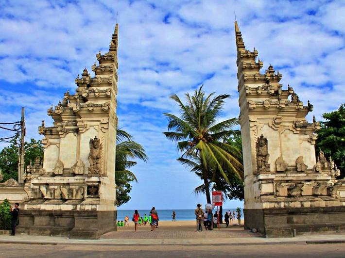 Ảnh: idetrips. Nếu yêu thích việc tắm biển tự nhiên và tham gia các hoạt động ngoài trời như lướt sóng, bãi biển Kuta chắc chắn là lựa chọn hàng đầu. Nhưng bạn cũng có thể ghé thăm Waterbom Bali, công viên nước số một trên đảo, để được thử sức với các đường trượt cao chót vót và những trò chơi kích thích. Chi phí thuê phòng tư nhân tại đây hiện rơi vào khoảng 128 USD/đêm, mức giá khá phải chăng cho một kỳ nghỉ hè sôi động.