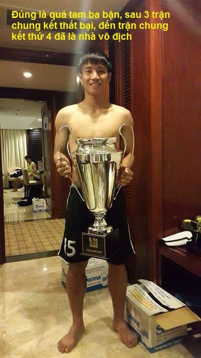 Cầu thủ Bùi Tiến Dũng rất vui mừng khi khoe chức vô địch cùng U19 HAGL trên mạng xã hội Facebook.