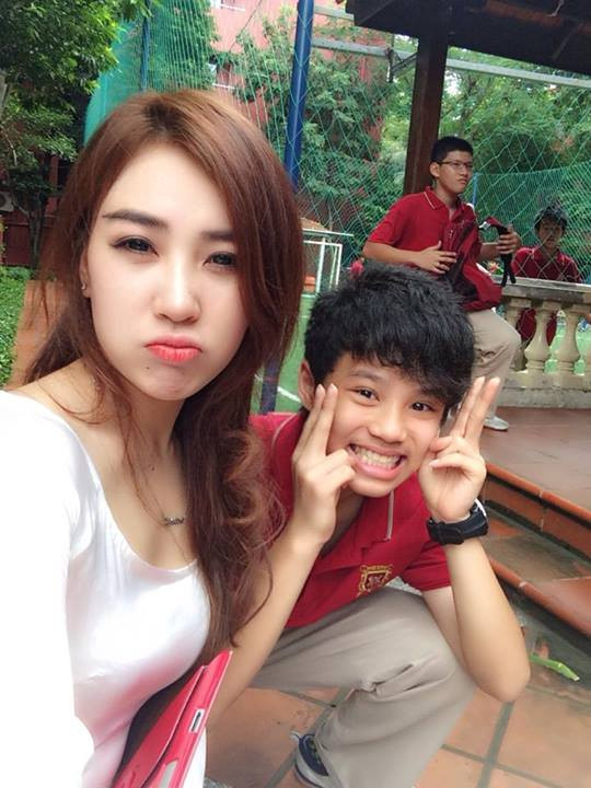 Cô giáo trẻ trong nhiều bức ảnh khá "xì-tin", cô vui vẻ chụp ảnh, tươi cười với học sinh. Gương mặt của cô giáo được một số dân mạng cho rằng cũng xinh đẹp và thu hút chẳng kém các hot girl hiện nay.