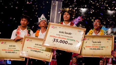 Vòng chung kết Olympia năm thứ 1 lại có tranh cãi trong đáp án "muối" và "muối ăn" ở vòng thi Tăng tốc. Ở câu hỏi cuối cùng, BTC đưa ra các dữ liệu: Đây là gì? Với các gợi ý theo thứ tự: 1-Đây là hợp chất vô cơ. 2-Cấu trúc mạng tinh thể, liên kết ion. 3- ..?.. của rừng (tác phẩm của Nguyễn Huy Thiệp). 4-Một loại gia vị. 5-Salt. MC Tùng Chi - người dẫn chương trình đã tuyên bố đáp án là “muối”. Tuy nhiên TS Nguyễn Đức Chuy - thành viên ban cố vấn tổ hóa học của chương trình lại có ý kiến. Ông nói bức ảnh trong dữ liệu cuối cùng là hình ảnh người dân làm muối trên biển và muối ăn là đáp án có thể chấp nhận được. TS Nguyễn Đức Chuy còn nói "đáp án chính xác phải là muối ăn".
