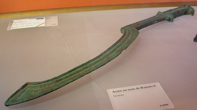 3. Khopesh. Khopesh còn được gọi là kiếm lưỡi hái. Vào thời kỳ Ai Cập cổ đại, sức mạnh khủng khiếp của khoseph trên chiến trường đã giúp chúng trở thành biểu tượng cho tầng lớp thượng lưu. Vua Ramses II cũng được cho là mang theo một thanh bên mình. Khoseph là vũ khí thời đồ đồng nên có thể rất nặng. Đây là cải tiến của người Ai Cập từ vũ khí dạng búa hai tay của người Cannaan và Mesopotamia. Lưỡi kiếm cong giống như lưỡi hái nhưng chỉ mặt ngoài được mài sắc, dùng để đâm và chém kẻ thù. Mặt trong đôi khi trang bị các đinh nhọn, có thể trói tay hoặc tước bỏ khiên của mục tiêu.