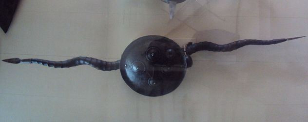 6. Madu. Các thầy tu khổ hạnh Fakir của người Hồi giáo và Hindu không được phép mang vũ khí. Vì vậy họ buộc phải tự tao ra trang bị bảo vệ bản thân. Những sáng tạo ban đầu bao gồm hai chiếc sừng sơn dương gắn vuông góc. Madu, hay được biết tới với tên gọi "sừng của Fakir", phù hợp cho các cú đâm, chọc. Tuy nhiên, các Fakir chủ yếu chỉ sử dụng chúng cho tự vệ. Một vài loại còn có mũi sắt ở tay cầm và đi kèm với khiên để tăng hiệu quả. Việc luyện tập với Madu, gọi là maan kombu, vẫn tồn tại cho tới ngày nay. Maan kombu nghĩa là "sừng hươu", là một phần của võ thuật silambam truyền thống Ấn Độ chuyên sử dụng vũ khí. Tuy nhiên, môn võ đang dần mai một do lệnh cấm sử dụng sừng hươu, sơn dương.
