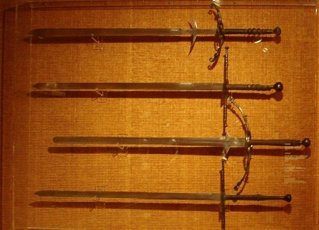 7. Zweihaender. Thanh kiếm Zweihaender có thể là loại kiếm lớn nhất trong lịch sử, nổi tiếng được các binh lính Thụy Sĩ và Đức sử dụng. Zweihaender là kiếm hai tay, có thể dài tới 1,8 m và nặng từ 1,4 đến 6,4 kg. Tuy nhiên, các thanh kiếm lớn nhất thường chỉ dùng cho các nghi lễ. Trong trận chiến, binh sĩ thường sử dụng kiếm để chống lại các vũ khí loại giáo, thương. Những người sử dụng loại vũ khí này thường được ban nhiều bổng lộc. Đội quân Landsnechts nổi tiếng được kính trọng đến mức luật pháp cho phép họ mặc các trang phục màu sắc rực rỡ, tạo nên danh tiếng của đội quân. Trong vài trường hợp, quy định còn cấm sử dụng kiếm trong các trận đánh. Tuy rất phổ biến, Zweihaender dần bị thay thế bởi các loại giáo dễ sử dụng hơn.
