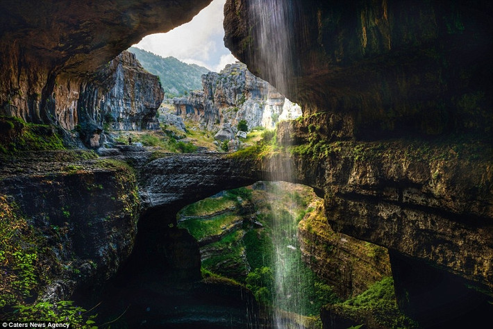 Đặc điểm độc đáo của thác nước Baatara ở Lebanon là dòng thác chảy xuyên qua 3 tầng đá xuống một hang sâu hun hút.