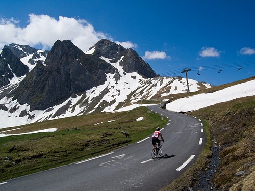 Col du Tourmalet, Pháp: Đoạn đường cực kì hiểm trở trên tuyến đường cao nhất của rặng Pyrenees thường được đưa vào các cuộc đua xe đạp. Bạn có thể đi vào Col du Tourmalet từ hai hướng khác nhau. Hướng truyền thống là từ phía Tây, kéo dài 19km và lên tới độ cao 1.404m. Độ dốc đường lên tới 7,4%. Ảnh: Cycling-challenge.com.