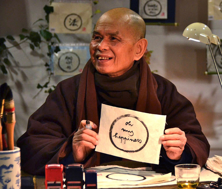Thiền sư viết thư pháp vào năm 2013.