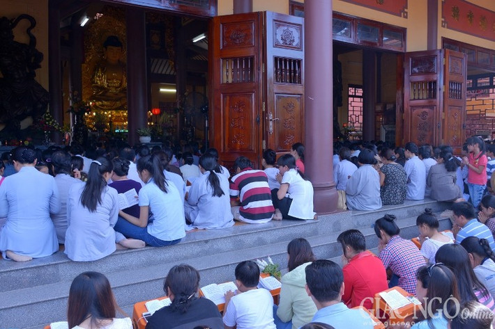 Không ngại cái nắng khó chịu của ngày này, Phật tử vẫn kiên nhẫn vì "tâm hiếu là tâm Phật" - Ảnh chụp tại chùa Phổ Quang (Tân Bình).