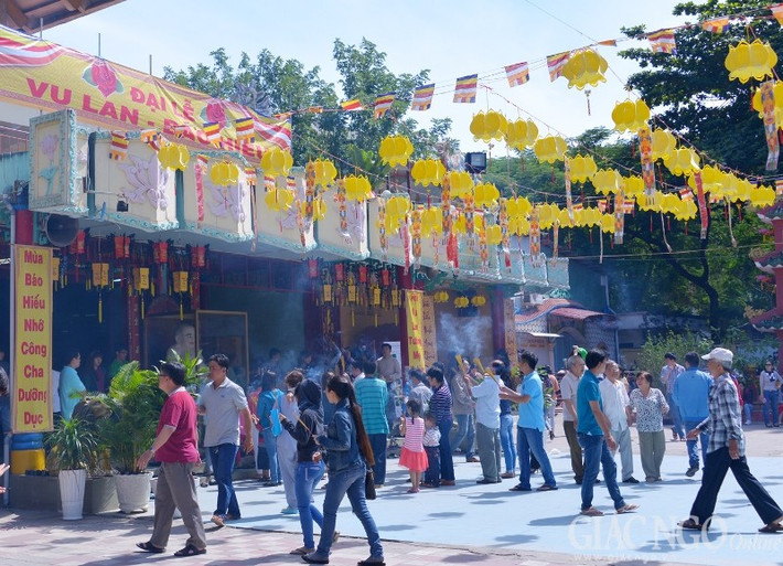 Ở đó, những nén hương thơm dâng cúng cùng lòng thành khấn nguyện bình an và sức khoẻ cho người thân và gia đình, nhất là gửi gắm tình cảm và sự hồi hướng công đức đến cha mẹ được người người nhất tâm thực hiện. Ở chùa, rằm này là rằm lớn - mang ý nghĩa Đại lễ Vu lan, ngày Tự tứ của chúng Tăng sau 3 tháng an cư kiết hạ - Ảnh: B.Toàn.