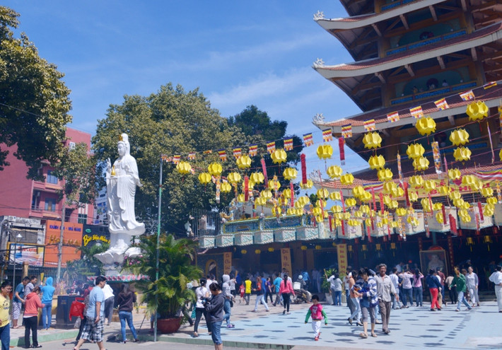 Rằm tháng 7 - đúng nghĩa ngày rằm của tâm linh được số đông hướng về vì ý nghĩa Vu lan gần gũi với nếp sống nghĩa tình, thấm nhuần hiếu đạo và nhân văn cao đẹp - hướng về người đã khuất của dân tộc... Ảnh: Tại Việt Nam Quốc Tự, Q.10 - người người đi chùa, dâng hương lễ Phật hồi sáng nay, 10/8.
