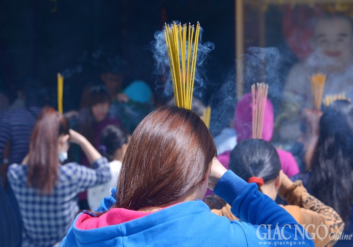 Sẽ không là hiếm khi thấy những hình ảnh như thế này - người trẻ có tâm đạo và hiểu biết đã học Phật và học làm người từ những giờ phút lắng lòng, từ bài học hiếu đễ thuận hòa trong chốn nghiêm tịnh thiền môn.