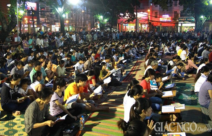 Không gian tâm linh của các chùa được cơi nới ra tận ngoài sân để Phật tử cùng đọc kinh mùa Vu lan.