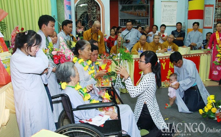 Vu lan và lễ chúc thọ được các chùa tổ chức - cơ hội để con cái bày tỏ lòng tôn kính, biết ơn đối với ông bà, cha mẹ.