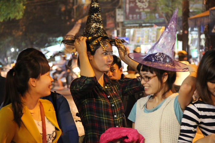 Từ 20h, trên các tuyến phố như Hàng Mã, quanh hồ Hoàn Kiếm, rất nhiều "trai xinh gái đẹp" đã rủ nhau đi dạo, tận hưởng không khí đêm lễ hội du nhập từ phương Tây.