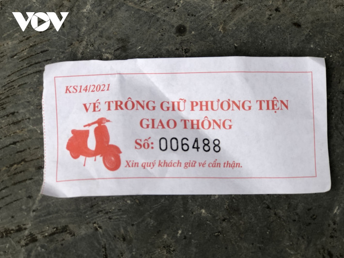 Vé mập mờ không tên đơn vị trông giữ tại Văn Miếu - Quốc Tử Giám (quận Đống Đa), tuy nhiên, người dân đang phải trả 10.000 đồng/vé xe máy.