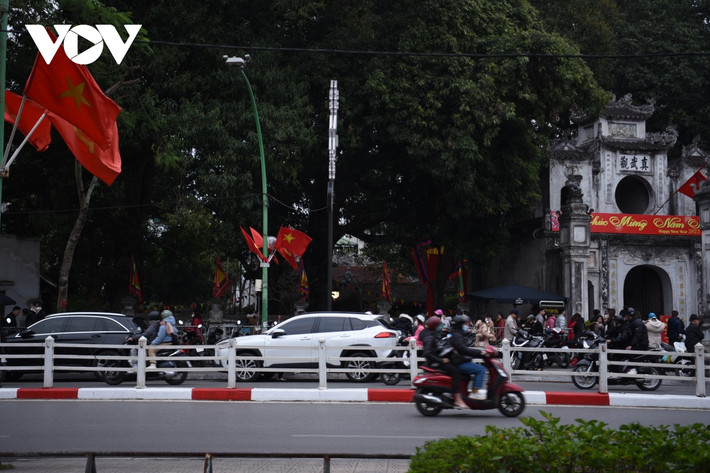 Xung quanh Đền Quán Thánh (quận Ba Đình) ô tô, xe máy tấp nập dưới lòng đường và vỉa hè.