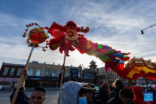 Múa lân đón Tết ở Chicago. Ảnh: Tân Hoa Xã