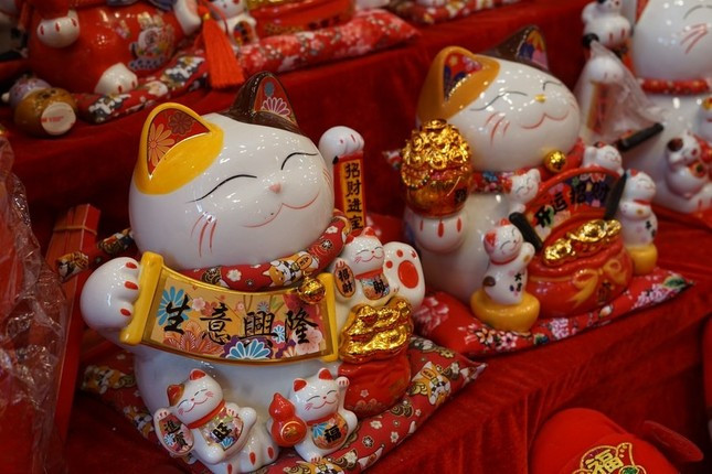 Đồ trang trí Tết Quý Mão ở Hàng Mã (Hà Nội). Ảnh: Tân Hoa Xã
