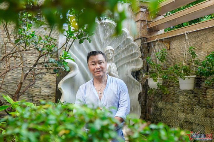 Với Lý Hùng, tưới cây buổi sáng là thú vui tao nhã. Ngày trước, anh nuôi nhiều giống chim quý, thường ra vườn nghe chim hót. Sau này, nghe lời mẹ, Lý Hùng đã thả hết chim đi.