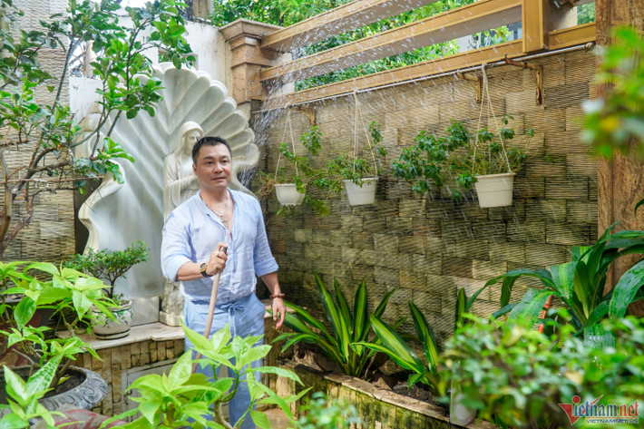 Lý Hùng dành thời gian tưới cây ở mảnh vườn trước hiên nhà. Dù tổng diện tích đất 700 m2, phần vườn lại không quá lớn. Tài tử đặt một bức tượng Đức Mẹ Ban Ơn và trồng nhiều loại cây xanh, chủ yếu là kiểng.