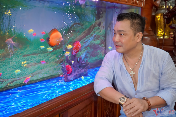 Ngày trước, Lý Hùng còn nuôi cá trong bể đá ngoài vườn. Do lịch trình bận rộn cộng thêm người giúp việc chăm cá không chu đáo như mình, anh bỏ bể đá, thả hết cá vào bể gỗ trong nhà.