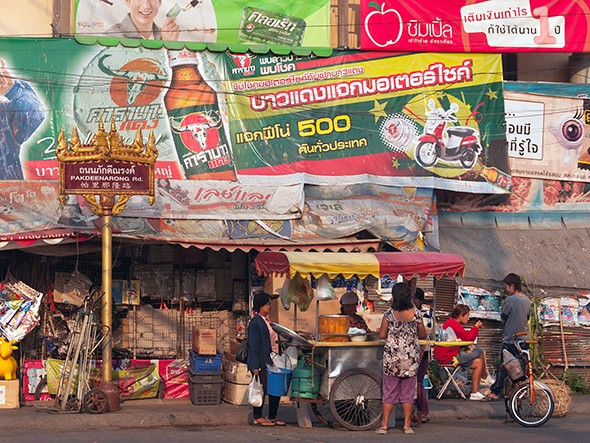 Chợ đêm Chiang Rai, Thái Lan là nơi được yêu thích với rất nhiều món ăn vặt, từ món cà ri xanh, sinh tố hoa quả tươi, đến các loại dế.