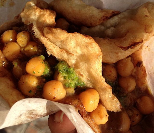 Bánh Doubles (Trinidad và Tobago): Bánh được làm từ 2 lát bánh bột mì kẹp nhân đậu, phủ tương ớt xoài, dưa chuột, dừa và sốt tiêu.