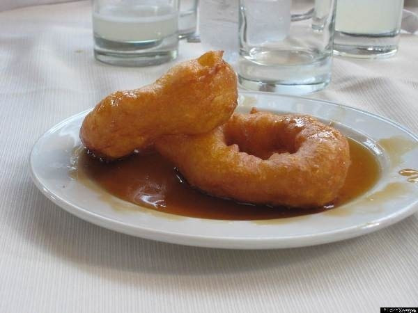 Bánh donut mật ong (Peru): được làm từ khoai lang và bí, có hình dạng giống bánh rán, được ăn với nước xốt mật ong có tên là chancaca.