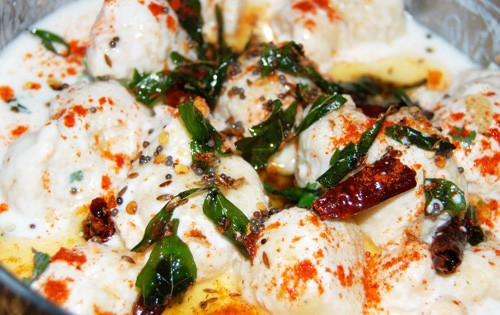 Dahi Vada (Chợ Chandni Chowk - Ấn Độ): hòa quyện giữa sữa chua trộn, bánh đậu dava (một loại bánh hơi giống donut nhân đậu lăng và nho khô), rưới thêm một chút xốt cay cay.