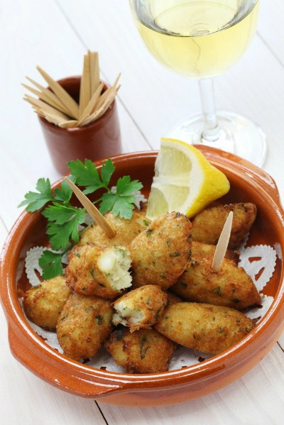 Bacalhau (Bồ Đào Nha): Đây là món bánh cá tuyết ăn kèm với bánh mì và phô mai. Thành phần chính là cá tuyết, ngoài ra có thêm khoai tây, trứng, hành, muối, rau mùi...