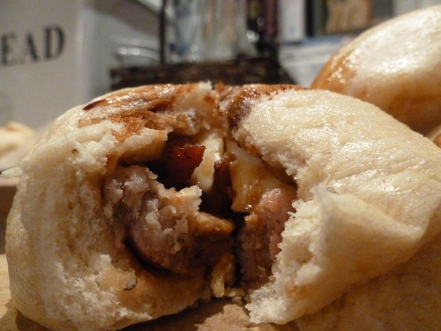 Bánh bao hấp (Tứ Xuyên, Trung Quốc): Bánh có vỏ làm bằng bột mì, nhân trứng cút, xúc xích và thịt hun khói. Bánh rất hấp dẫn trong những buổi sáng mùa đông lạnh.