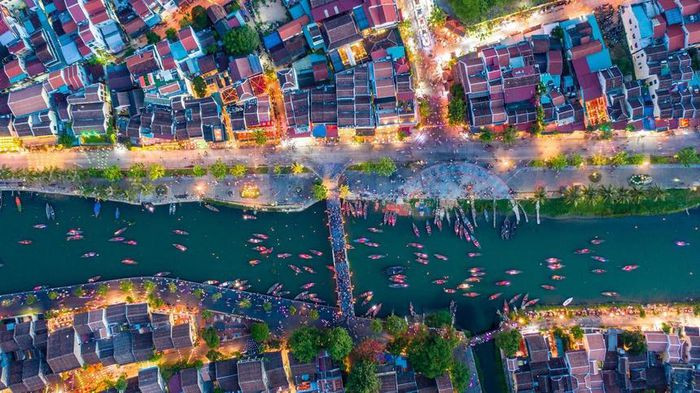 Đầu tháng 1 vừa qua, cái tên Hội An cũng xuất hiện trong top 25 điểm đến phổ biến nhất thế giới do khách du lịch bình trọn trên TripAdvisor. Đến tháng 6, Hội An lại có mặt trong danh sách điểm du lịch giá tốt nhất thế giới, theo báo cáo Holiday Money do Post Office, công ty tài chính có trụ sở tại vương quốc Anh thực hiện. Ảnh: Nghiêm Đình Chính.