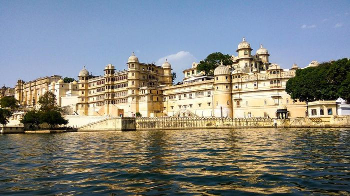 Đứng đầu bảng xếp hạng này, Udaipur (Ấn Độ) nhận được số điểm 91,63. Cây bút của Travel+Leisure cho rằng thành phố này là điểm đến du khách phải ghé thăm trên toàn thế giới. Sở hữu nhiều hồ lớn và kênh rạch, Udaipur được mệnh danh "Venice" của Ấn Độ. Các cung điện được sơn màu trắng nằm dọc những con sông tạo cho thành phố một vẻ đẹp thanh lịch, trang nhã. Nằm trong danh sách này, 2 thành phố khác của Ấn Độ cũng được xướng tên là Jaipur (vị trí thứ 8), và Mumbai (vị trí thứ 15). Ảnh: Unplash.