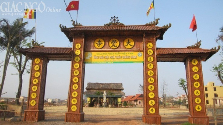 ĐĐ.Thích Nguyên Tâm, Phó Thư ký kiêm Chánh Văn phòng BTS GHPGVN tỉnh Quảng Bình cho biết, chùa Đại Giác, trụ sở BTS GHPGVN tỉnh (đường Thống Nhất, P.Đức Ninh Đông, TP.Đồng Hới) bị ảnh hưởng nặng sau cơn bão số 10 (Wutip) vừa quét qua các tỉnh từ Nghệ An tới Thừa Thiên-Huế trong chiều 30/9 vừa qua. Trong ảnh là cổng chùa Đại Giác (lúc chưa bị bão quét). Ảnh tư liệu của GNO chụp năm 2012.