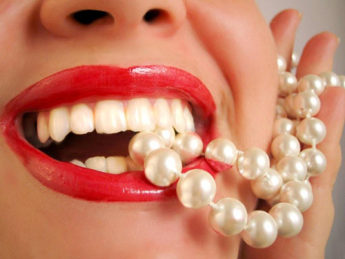 Người có môi đỏ răng trắng: Môi đỏ răng trắng tượng trưng cho sự giàu sang của một người, hàm răng đều chặt, bằng phẳng, không bị mọc lệch hay vàng ố, không bị nhô hay xô nghiêng mà trắng như ngọc là tướng cát tường may mắn.