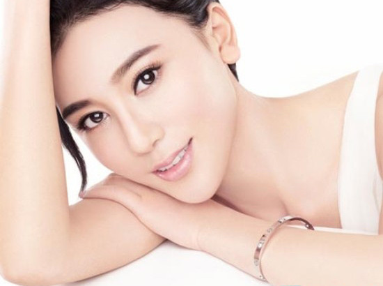 Nếu khoảng cách này lớn hơn một đốt ngón tay là đạt tiêu chuẩn, lông mày không mọc chèn xuống phần mắt, hai mắt tròng đen trắng rõ ràng.