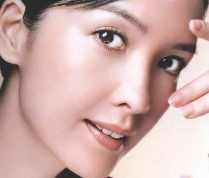Người có sống mũi thẳng, đầu mũi nhô dày thịt: Mũi là bộ phận để xem tổng thể vận hạn của một người. Mũi còn được coi là “kho tiền kho bạc”.