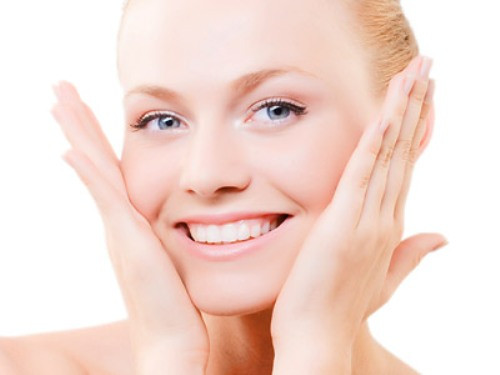 Đầu được coi là trung tâm chỉ huy của con người. Nếu phần trán tròn trịa, rộng, không có nốt ruồi hay nếp nhăn là biểu hiện của tướng phú quý giàu sang.