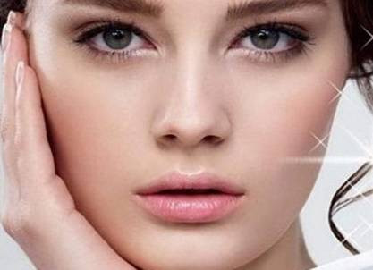 Người có cằm dày, đầy đặn: Cằm là vị trí để đoán định bổng lộc và vận hạn khi về già của một người. Người có cằm dày tròn nhẵn, mặt tròn cằm tròn, mặt vuông cằm rộng đều là những người có phúc tướng.