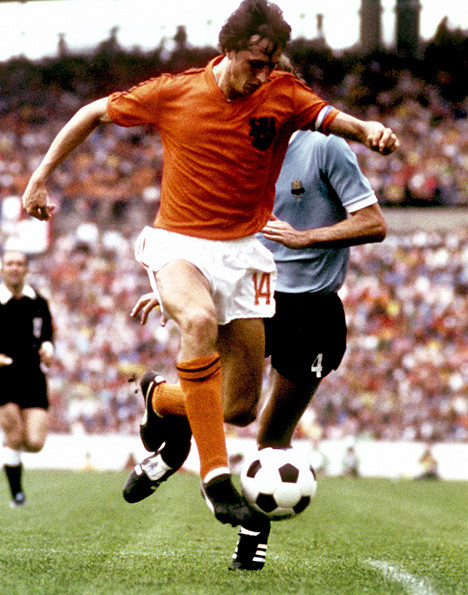 7. Johan Cruyfff: Chưa một lần đăng quang tại World Cup, không phải là cầu thủ ghi nhiều bàn thắng nhất và chỉ chơi duy nhất một trận chung kết. Tuy nhiên, sẽ là thiếu sót lớn nếu không đưa Johan Cruyff vào danh sách các cầu thủ vĩ đại nhất World Cup bởi không nhiều ngôi sao có được sự kết hợp giữa cái đẹp, tốc độ, tầm nhìn và tinh tế như ông. Ở World Cup 1974 tại Tây Đức, Cruyff dẫn dắt "Cơn lốc màu Da Cam" Hà Lan đánh bại các đối thủ sừng sỏ ngày ấy như Uruguay, Argentina, và Brazil bằng lối chơi tổng lực tưng bừng để bước vào trận chung kết gặp đội chủ nhà. Trong một thời khắc tuyệt vời, cầu thủ có dáng vẻ cao gầy này đã dùng động tác giả và tốc độ để chọc thủng hàng phòng ngự Đức ngay từ pha giao bóng đầu trận, đem lại một quả phạt penalty và bất ngờ đưa Hà Lan lên dẫn trước. Thế nhưng, cuối cùng thì "Cơn lốc màu Da Cam" lại dừng thổi mà không có chiến thắng nào ở đỉnh cao nhất này tô điểm cho sự nghiệp "Thánh Cruyff".