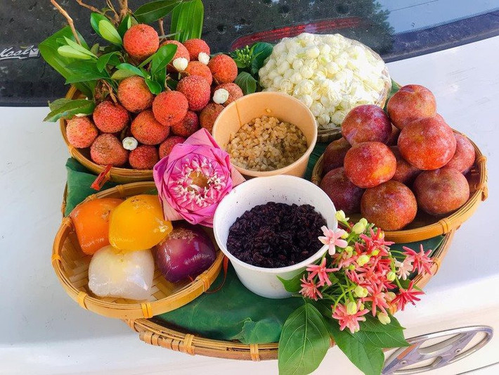 Ngoài ra hiện nay để tăng sự thẩm mỹ cho mâm cúng Tết Đoan Ngọ, nhiều gia đình còn thêm vào các loại hoa như hoa sen trắng, hoa sen hồng, hoa cau, các loại bánh sắc màu như bánh xu xê, xôi cốm...