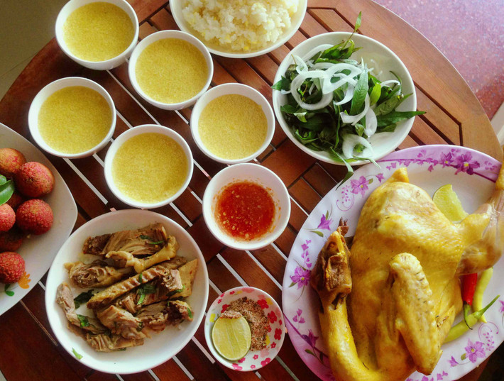 Dù mâm cúng được chuẩn bị thế này, người người nhà nhà vẫn cố gắng sao cho đầy đủ và tươm tất nhất có thể, dâng lên ban thờ ông bà gia tiên trong ngày 5/5 Âm lịch. Ngày Tết Đoan Ngọ dần trở thành một trong những ngày lễ truyền thống, thể hiện nét đẹp trong văn hóa người Việt.