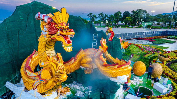 ##b###Tuổi Thìn: Người tuổi Thìn sinh ra đã có phúc bẩm sinh. Dù sinh ra trong một gia đình bình thường nhưng họ thường được hưởng lợi từ cha mẹ và sống một cuộc sống ổn định mà không phải lo lắng.