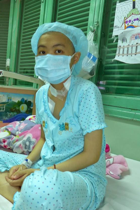 Trước đó, ngày 28/9, trên Facebook của thầy Hiếu có bài viết "Hãy cứu giúp Huỳnh Ngân" với hi vọng bạn bè và các học trò cũ sẽ đọc thấy để cùng chung tay hỗ trợ Ngân chống chọi với căn bệnh ung thư máu vừa tái phát.