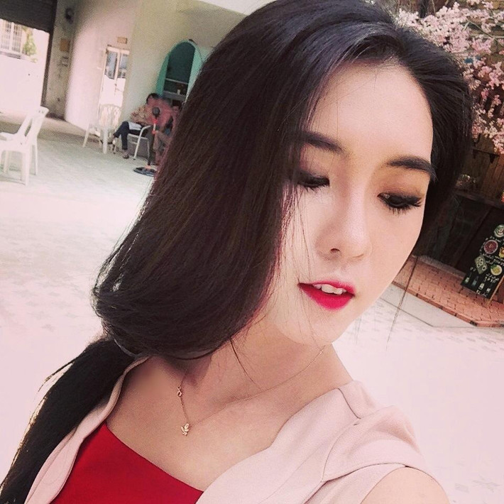 Tường Linh học giỏi văn, nhưng lại đang theo ngành quản trị kinh doanh, đồng thời có sở thích với truyền thông, báo chí, ngôn ngữ và Hàn Quốc học. Ngoài ra Tường Linh còn đang là một người mẫu tự do.