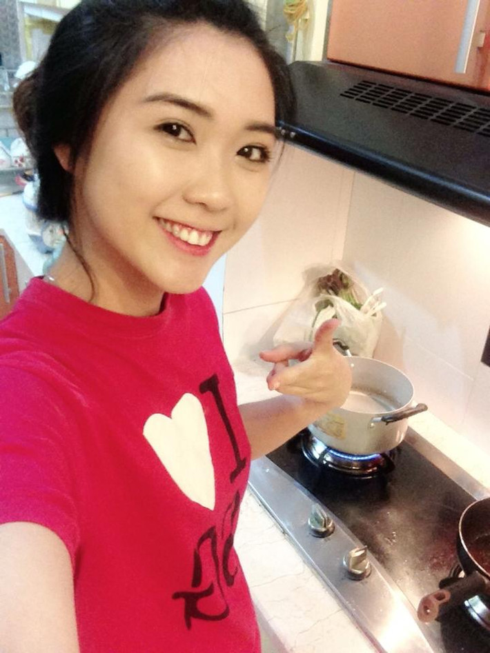 Đang sinh sống tại TP HCM và theo học ngành Quản trị kinh doanh của trường hàng không, Tường Linh cho biết cô có rất nhiều sở thích, đam mê học hỏi khác nhau.