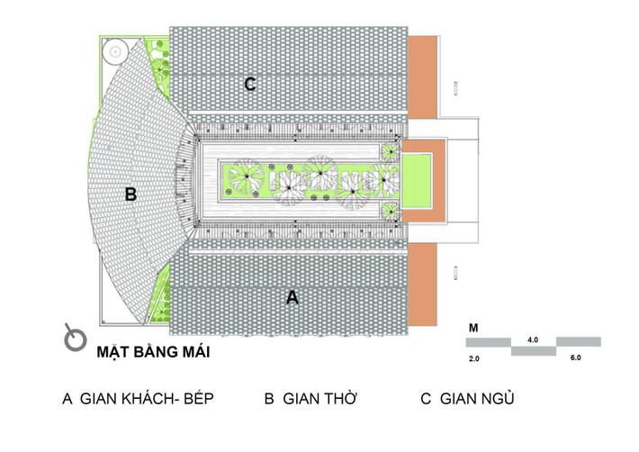 Hồ nước và sân trong là trung tâm kết nối các không gian lại với nhau, được bao bọc bởi hiên nhà mang đậm nét truyền thống. Thiết kế này vừa đóng vai trò khoảng đệm để che chắn khi mưa nắng, vừa là khu vực thư giãn cho các thành viên trong nhà.