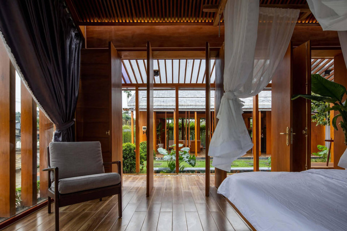 Phòng ngủ luôn rộng mở và tràn ngập ánh sáng, rèm kéo màu sáng tối tạo nên sự đan xen hòa hợp với gam màu nâu gỗ của cả ngôi nhà.