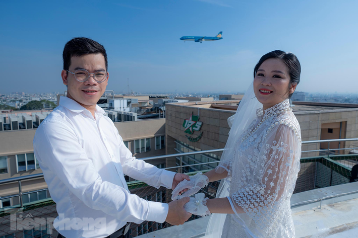 Bác sĩ Đoàn Kim Hướng, bệnh viện Ung bướu, vợ là Dương Thị Thuý Vy, điều dưỡng khoa răng hàm mặt. Hai vợ chồng làm chung bệnh viện Ung bướu từ 4 năm trước. Sau đó, chị Vy về công tác tại bệnh viện 175. Hai vợ chồng lỡ ba lần cưới, mỗi lần như thế cả hai đều động viên nhau một câu “sau dịch mình cưới”.