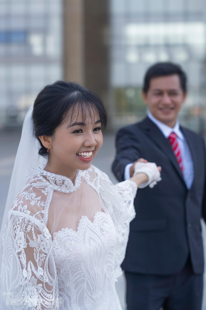 “Tham gia lễ cưới tập thể thực sự với riêng hai vợ chồng rất ý nghĩa khi có thêm sự ủng hộ của ba mẹ. Ngày xưa, ba mẹ trong chiến khu cũng làm lễ cưới tập thể. Mẹ tôi nói với hai đứa cố gắng vui xuân mới nhưng không quên nhiệm vụ. Có những lúc xuống tinh thần lắm vì ngày nào cũng ở trong phòng kín. Nhờ có ông xã, động viên và trò chuyện liên tục. Anh hay tìm những câu chuyện vui kể tôi nghe hay cùng bàn luận về một bộ phim hài qua điện thoại nên cũng giúp mình có thêm động lực”, chị Như bộc bạch.
